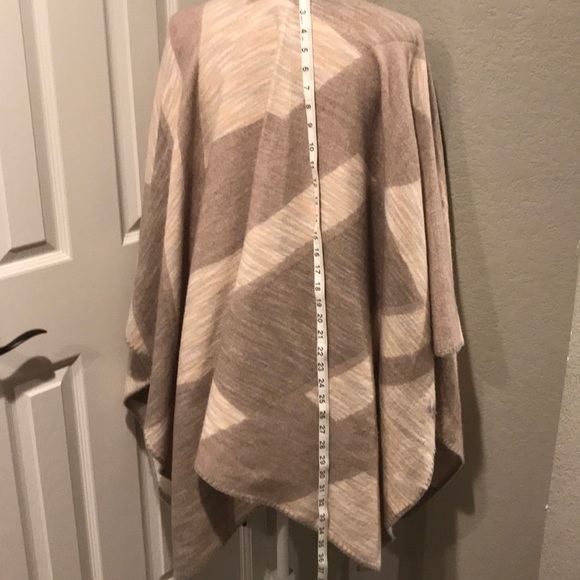 Marc New York Andrew Marc pretty poncho- one size - Picture 3 of 4